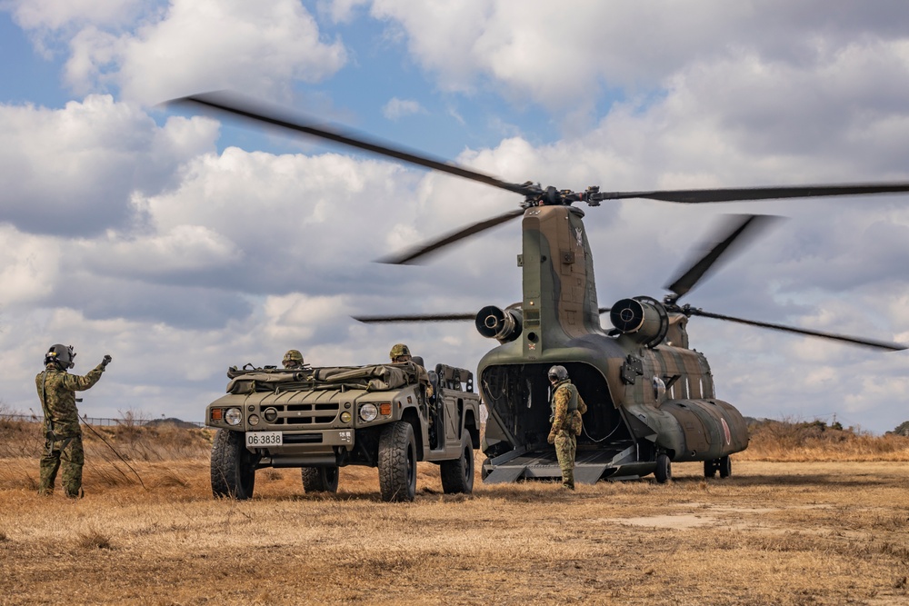 Iron Fist 25 | VMM-262 (Rein.) and JGSDF conduct Bilateral Insert