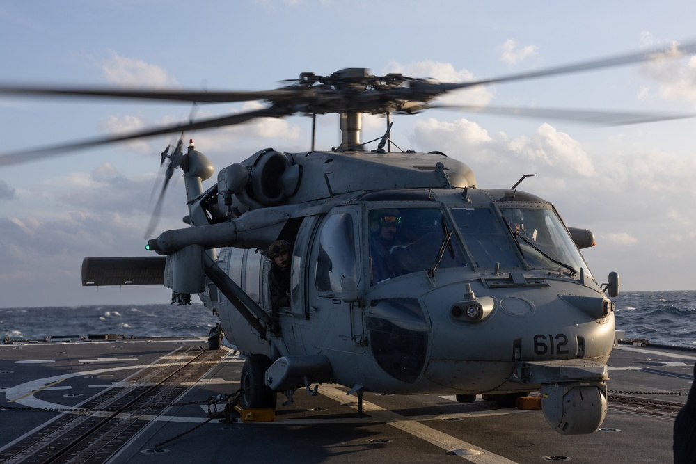 USS Oscar Austin (DDG 79) Conducts Flight Quarters