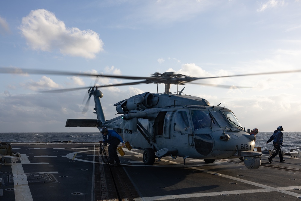 USS Oscar Austin (DDG 79) Conducts Flight Quarters