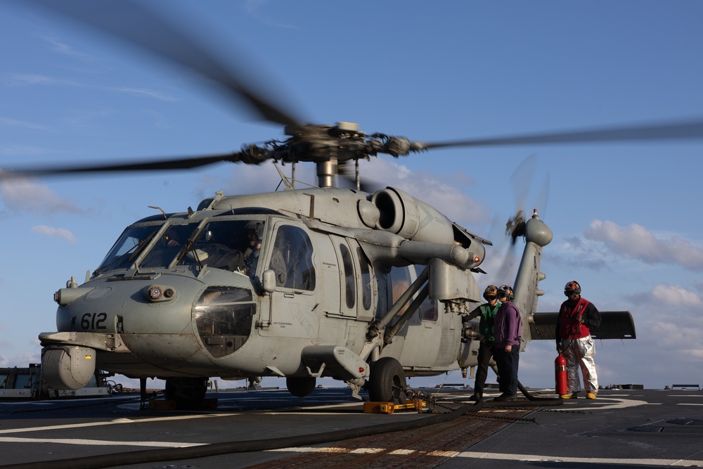 USS Oscar Austin (DDG 79) Conducts Flight Quarters