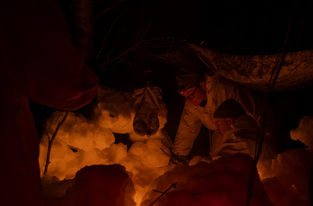 MLRS battalion constructs shelters in the arctic during exercise in Norway