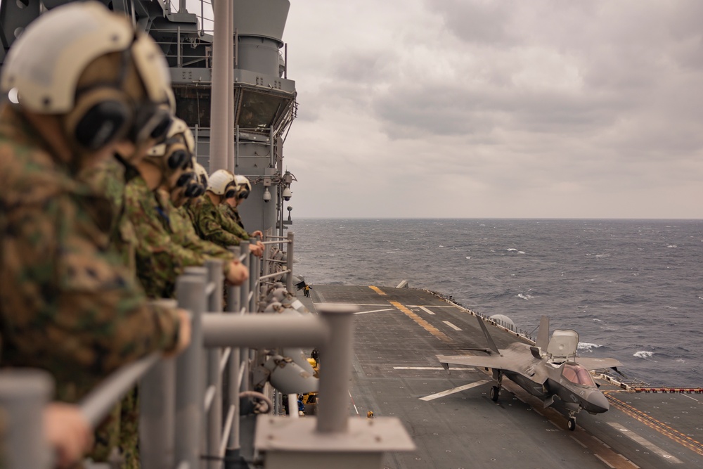 31st MEU | JGSDF, ARDR observe U.S. Marine Corps F-35B Lightning II flight operations aboard USS America (LHA 6)