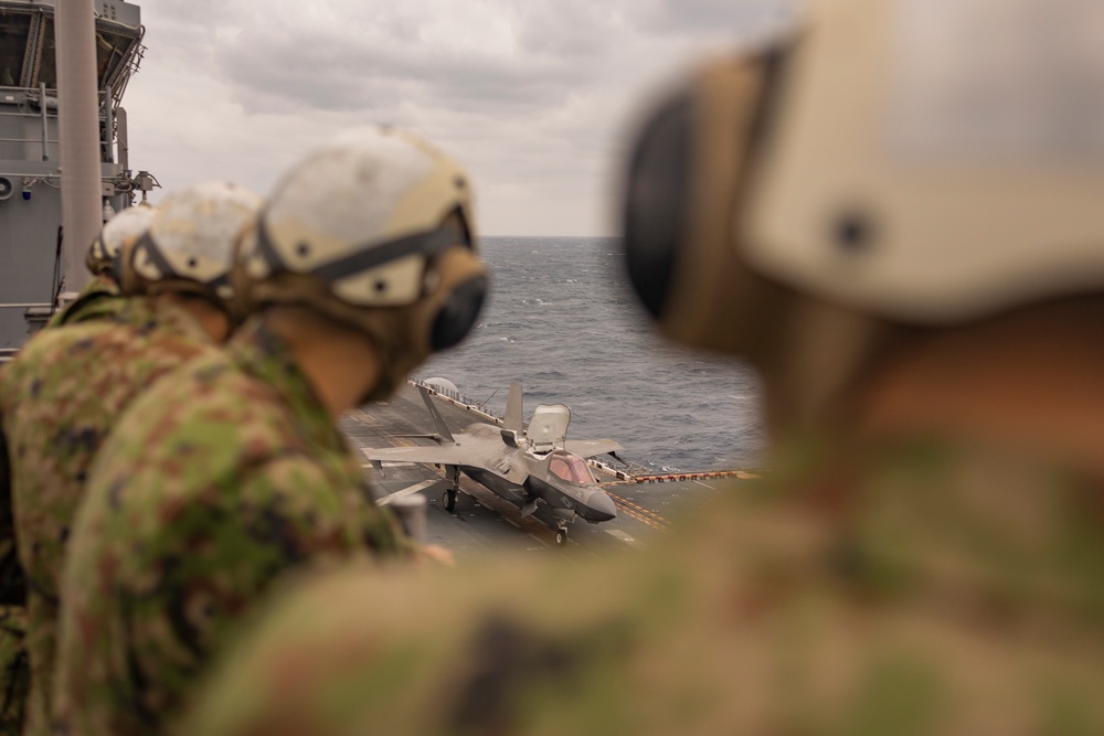 31st MEU | JGSDF, ARDR observe U.S. Marine Corps F-35B Lightning II flight operations aboard USS America (LHA 6)