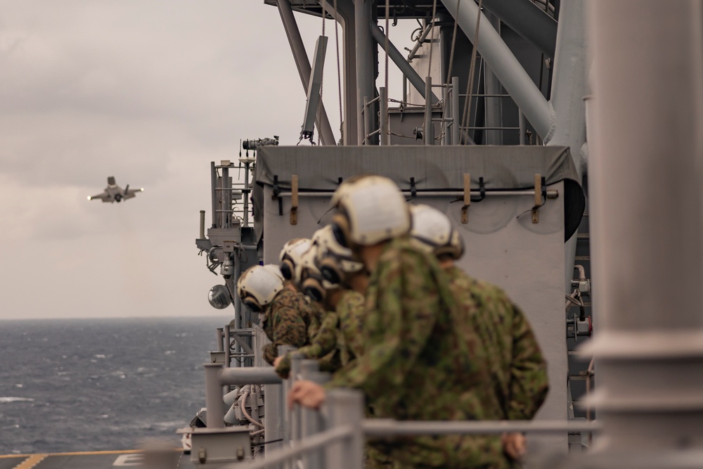 31st MEU | JGSDF, ARDR observe U.S. Marine Corps F-35B Lightning II flight operations aboard USS America (LHA 6)