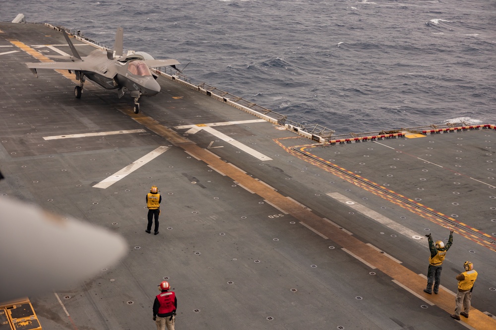 31st MEU | JGSDF, ARDR observe U.S. Marine Corps F-35B Lightning II flight operations aboard USS America (LHA 6)