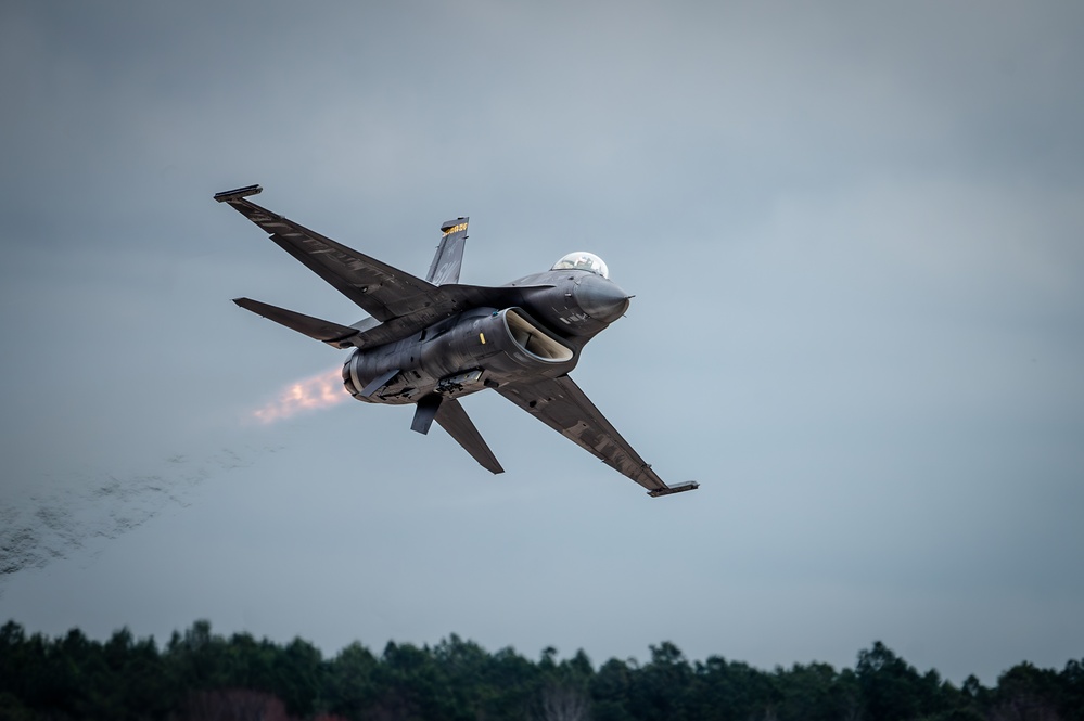 F-16 Viper Demonstration Team practice in preparation for 2025 air show season