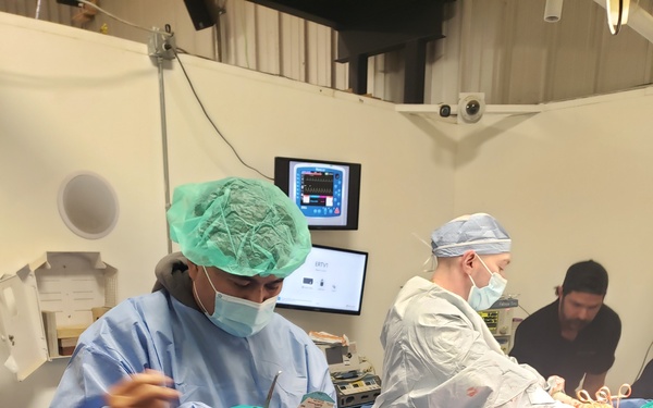 USS Iwo Jima Hospital Corpsman Learns Critical Skills During Integrated Shipboard Surgical Trauma Training