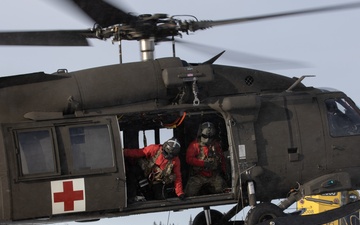 AKARNG Black Hawk crew executes novel train touchdown, supports advanced MEDEVAC capabilities in SOFAM 25’