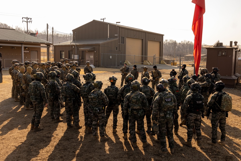 U.S. and Republic of Korea Reconnaissance Marines Execute Shoot House Training During KMEP 25.1