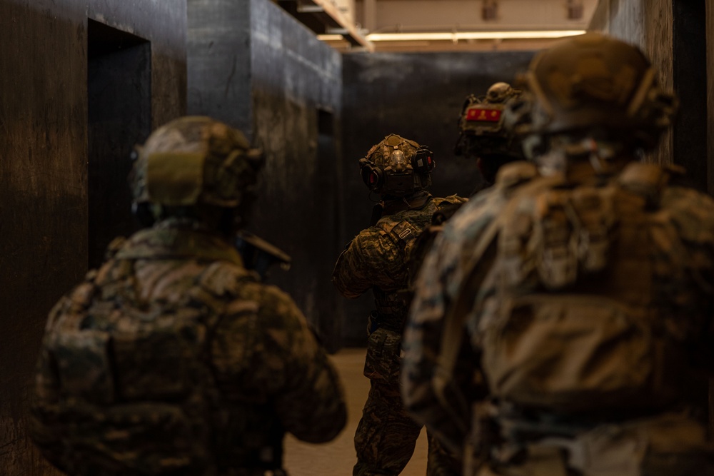 U.S. and Republic of Korea Reconnaissance Marines Execute Shoot House Training During KMEP 25.1