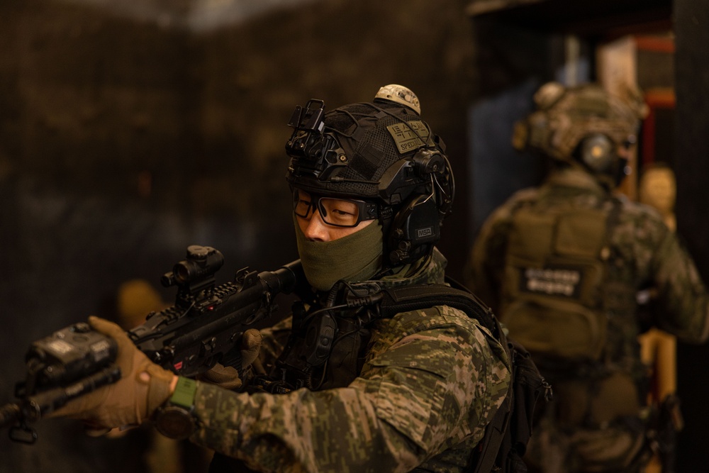 U.S. and Republic of Korea Reconnaissance Marines Execute Shoot House Training During KMEP 25.1