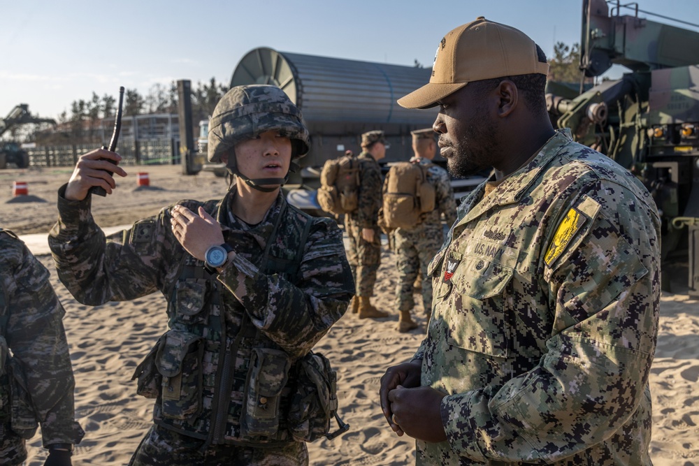 3rd MLG Conducts Joint, Combined Instream Offload during Freedom Banner 25