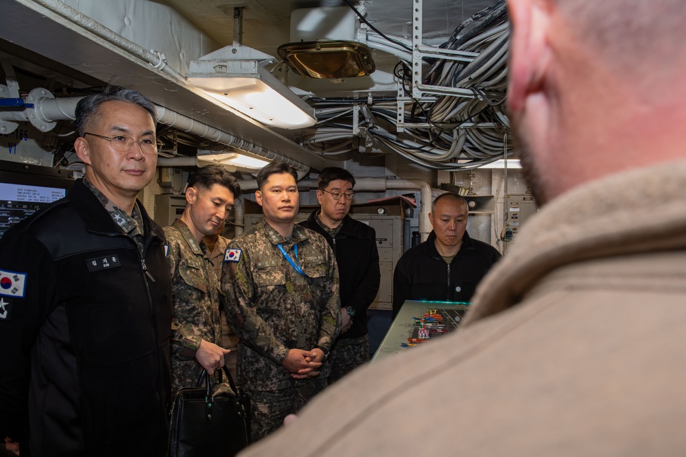 Carrier Strike Group ONE hosts Commander, U.S. Forces Korea, leaders from U.S. Naval Forces Korea and ROK Navy aboard USS Carl Vinson