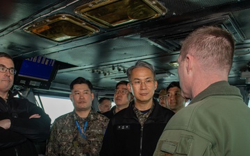 Carrier Strike Group ONE hosts Commander, U.S. Forces Korea, leaders from U.S. Naval Forces Korea and ROK Navy aboard USS Carl Vinson