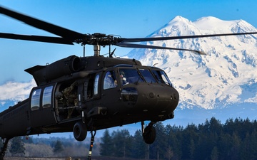 Heads Up: 81st Stryker Brigade Combat Team conducts sling load training