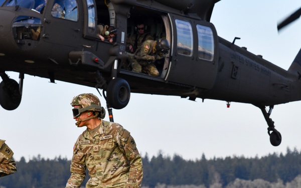 Heads Up: 81st Stryker Brigade Combat Team conducts sling load training