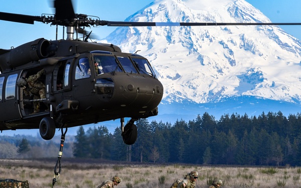 Heads up: 81st Stryker Brigade Combat Team conducts sling load training