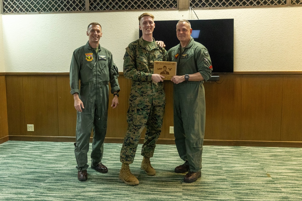 1st MAW commanding general recognizes MCAA award recipients