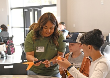 Yuma Proving Ground engineers talk rockets with the Gators