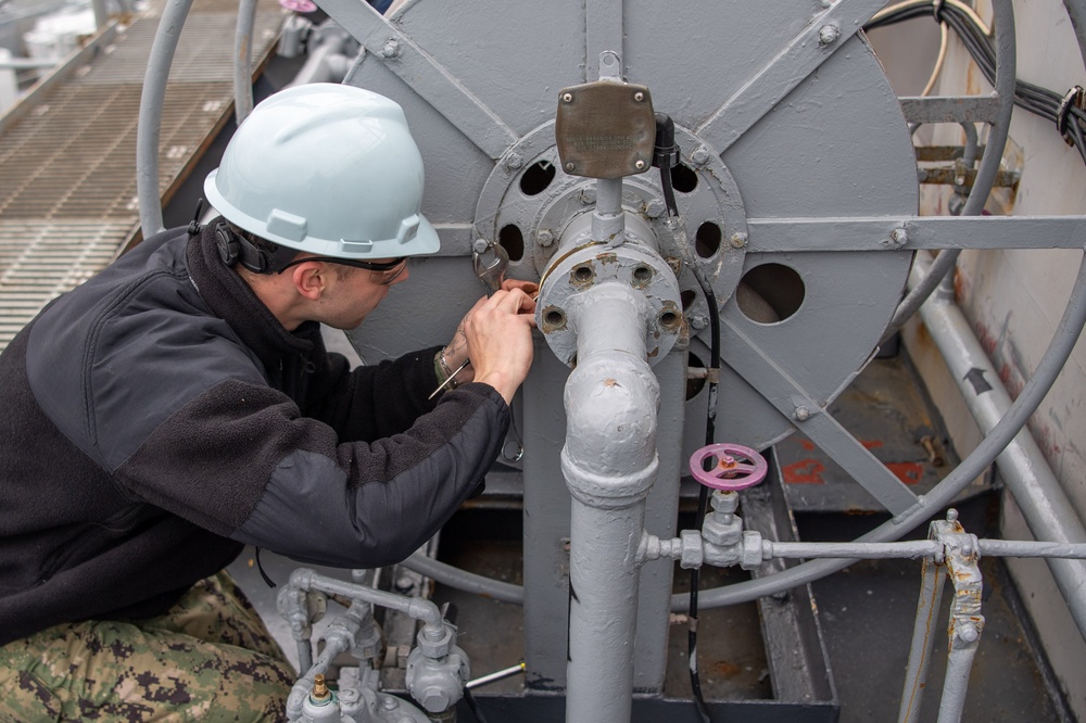 USS Ronald Reagan (CVN 76) Sailors perform maintenance