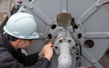 USS Ronald Reagan (CVN 76) Sailors perform maintenance