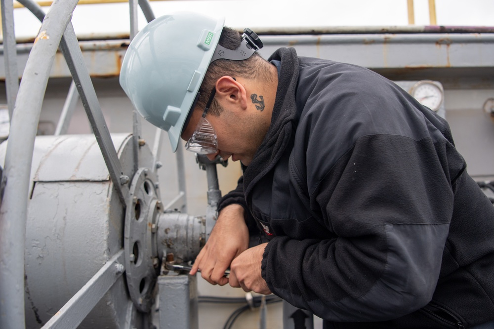 USS Ronald Reagan (CVN 76) Sailors perform maintenance