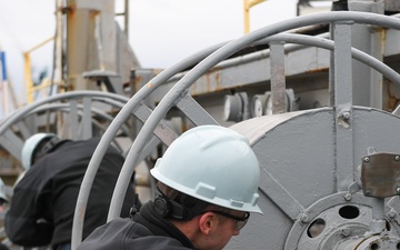 USS Ronald Reagan (CVN 76) Sailors perform maintenance