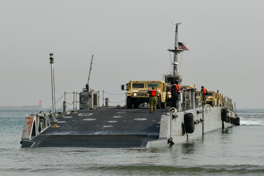 3rd Marine Logistic Group displays Combat Readiness on Dogu Beach