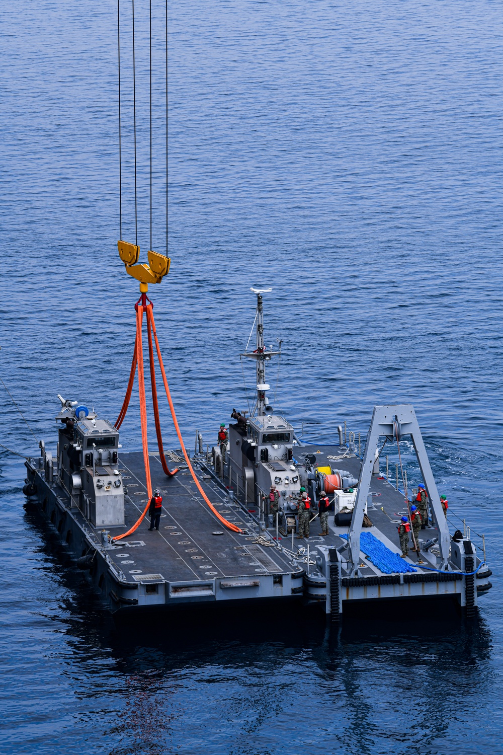 U.S. Naval Ship Dahl conducts offload operations with 3rd Marine Logistics Group