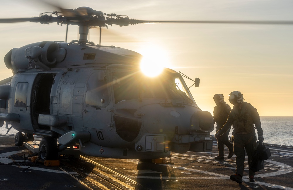 DDG 105 CONDUCTS FLIGHT OPERATIONS