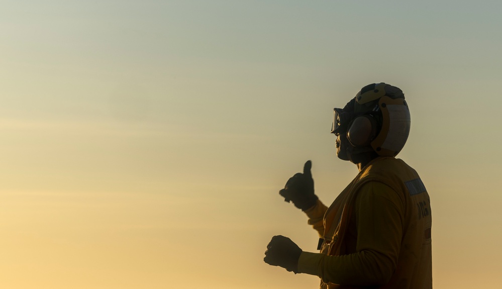 DDG 105 CONDUCTS FLIGHT OPERATIONS