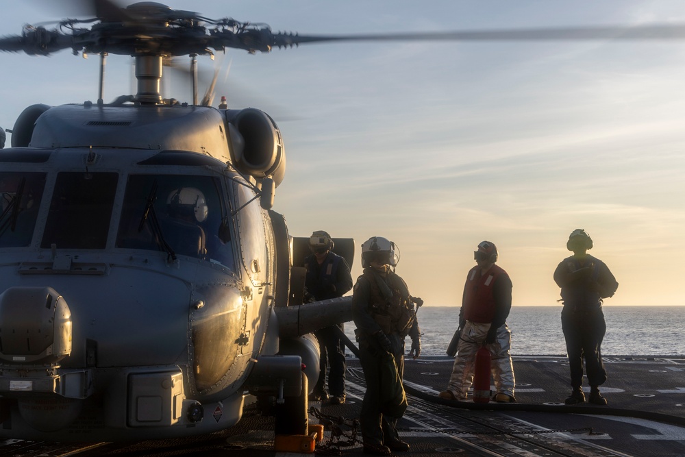 DDG 105 CONDUCTS FLIGHT OPERATIONS