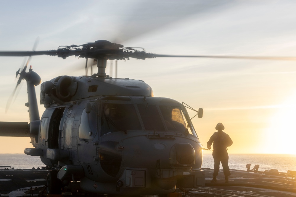 DDG 105 CONDUCTS FLIGHT OPERATIONS