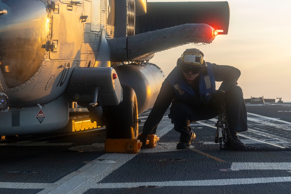 DDG 105 CONDUCTS FLIGHT OPERATIONS