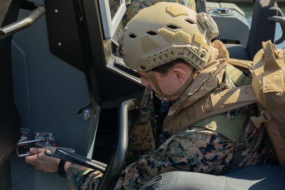 4th AABn conducts open water operations with multi-mission reconnaissance crafts