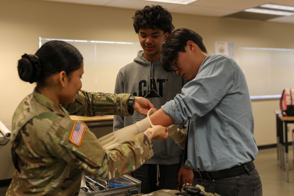 River Ridge High Schoolers meet combat medics of 62nd MDE, 250th FRST