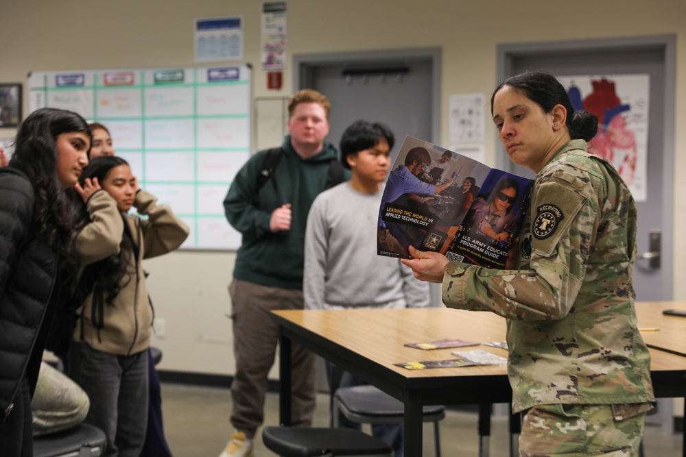 River Ridge High Schoolers meet combat medics of 62nd MDE, 250th FRST