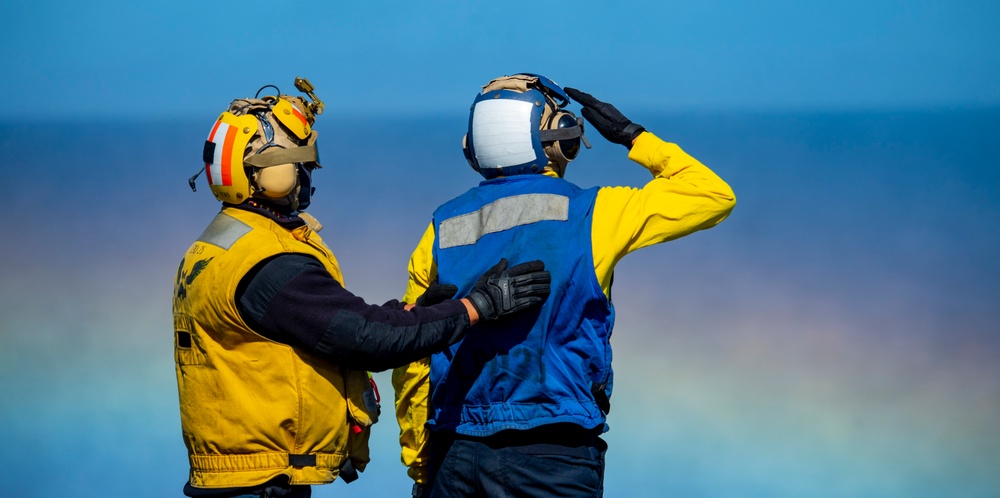 USS Somerset (LPD 25) conducts flight quarters during QUART 25.2