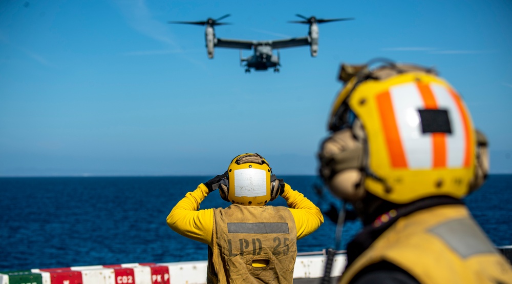 USS Somerset (LPD 25) conducts flight quarters during QUART 25.2