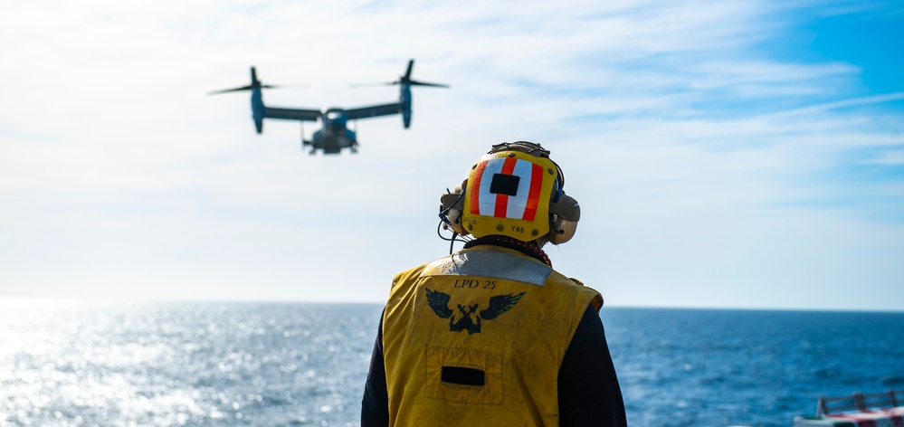 USS Somerset (LPD 25) conducts flight quarters during QUART 25.2