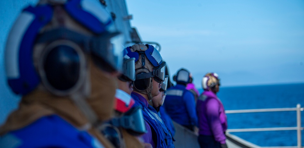 USS Somerset (LPD 25) conducts flight quarters during QUART 25.2