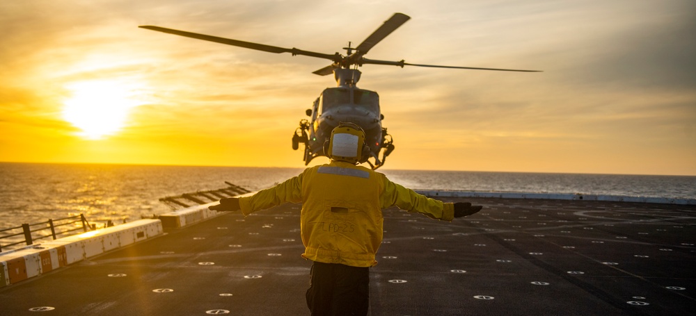 USS Somerset (LPD 25) conducts flight quarters during QUART 25.2