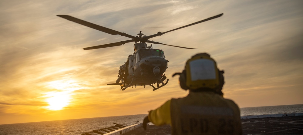 USS Somerset (LPD 25) conducts flight quarters during QUART 25.2