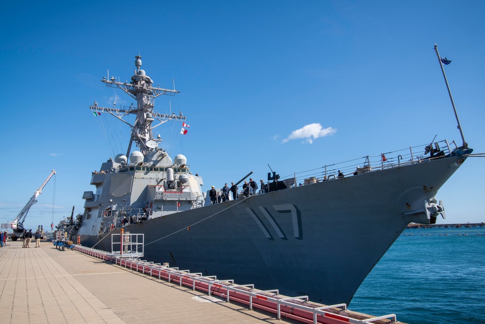 USS Paul Ignatius (DDG 117) visits Augusta Bay, Sicily