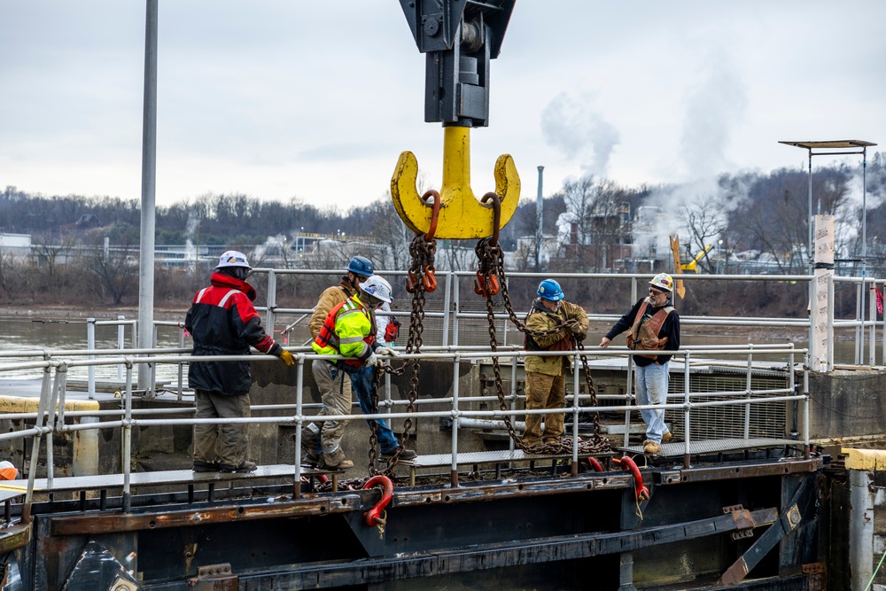 Pittsburgh District begins dismantling lock chambers from historic facility on Monongahela River