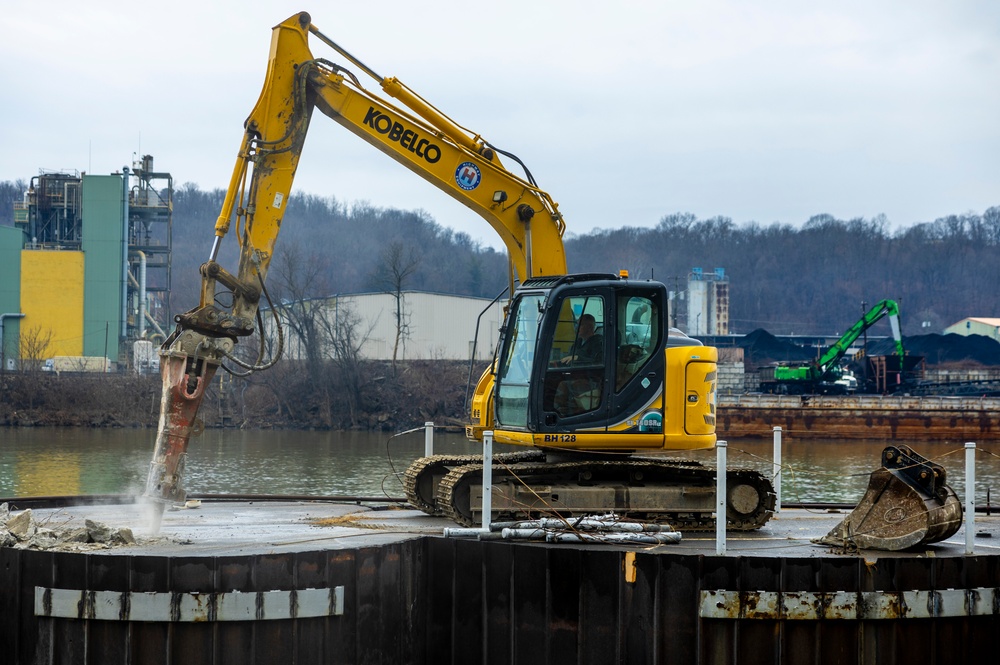 Pittsburgh District begins dismantling lock chambers from historic facility on Monongahela River