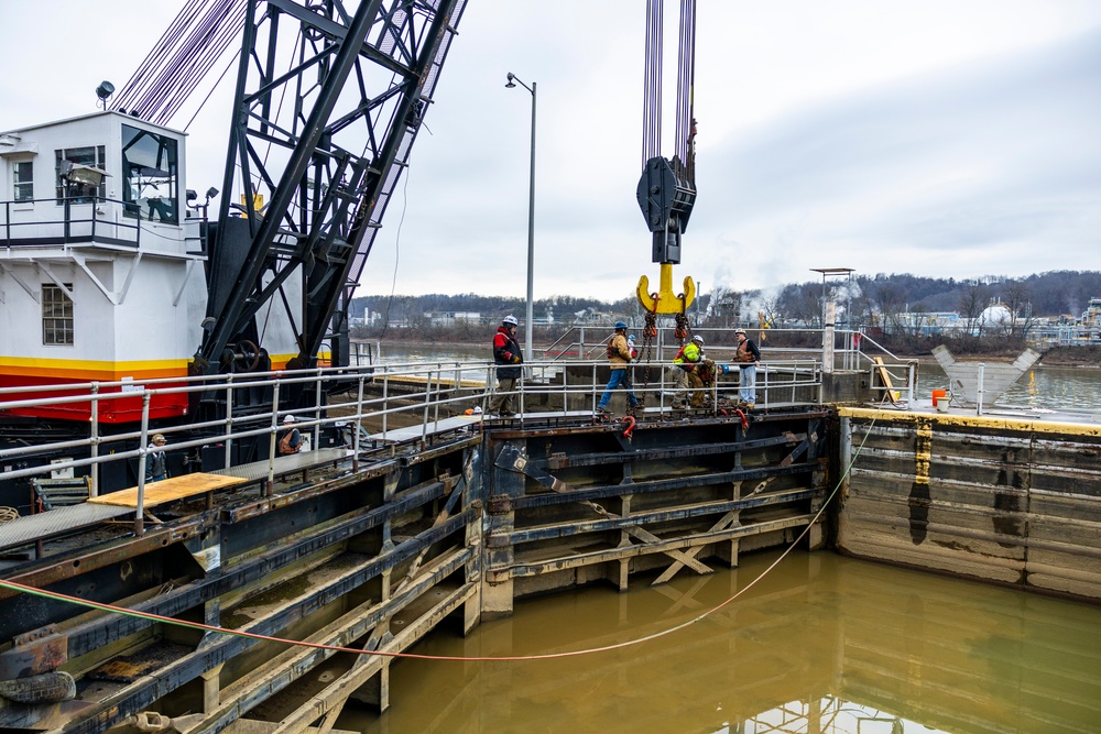 Pittsburgh District begins dismantling lock chambers from historic facility on Monongahela River