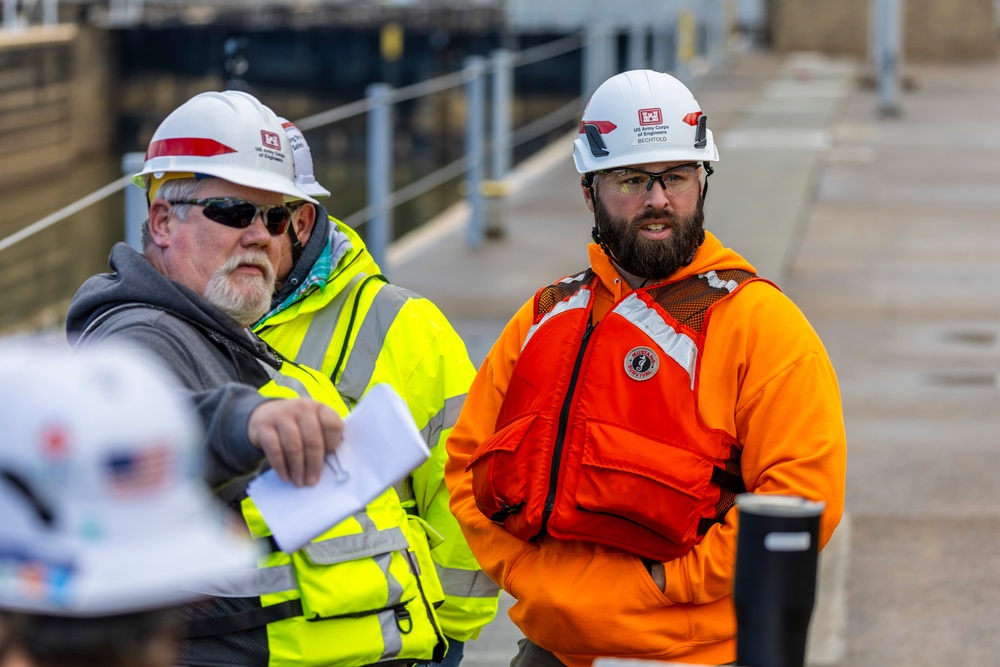 Pittsburgh District begins dismantling lock chambers from historic facility on Monongahela River