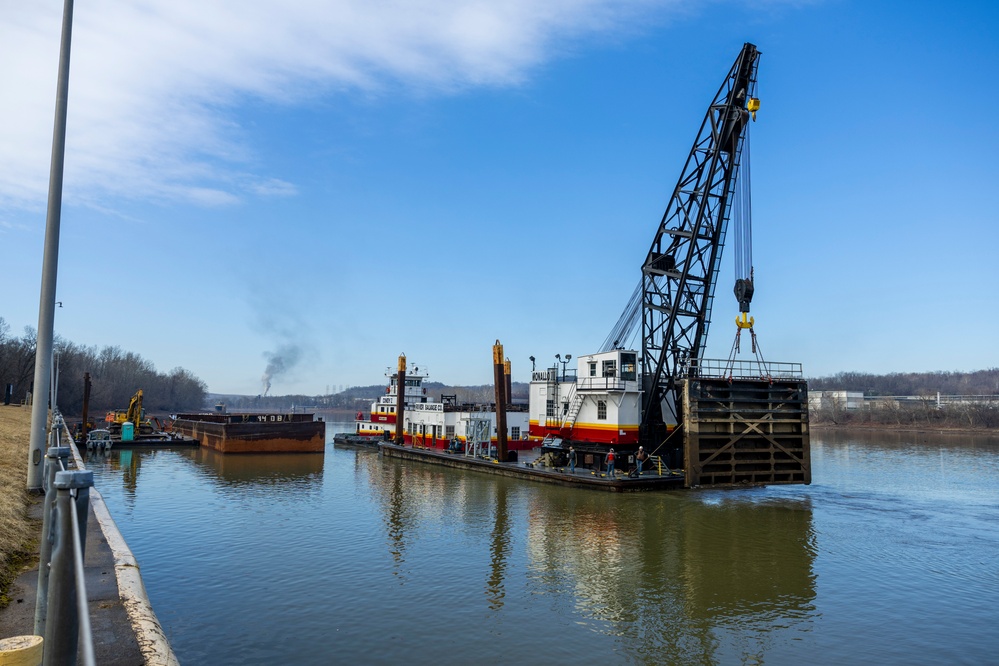 Pittsburgh District begins dismantling lock chambers from historic facility on Monongahela River