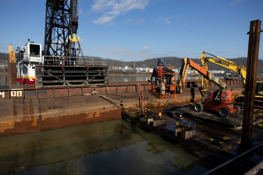 Pittsburgh District begins dismantling lock chambers from historic facility on Monongahela River